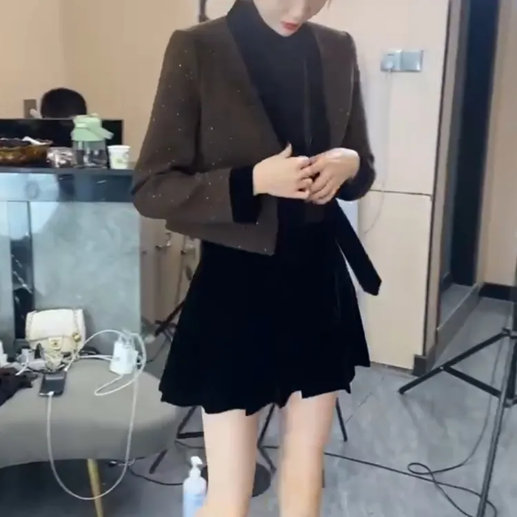 新款洋气百搭短款外套气质洋气百褶裙女装
