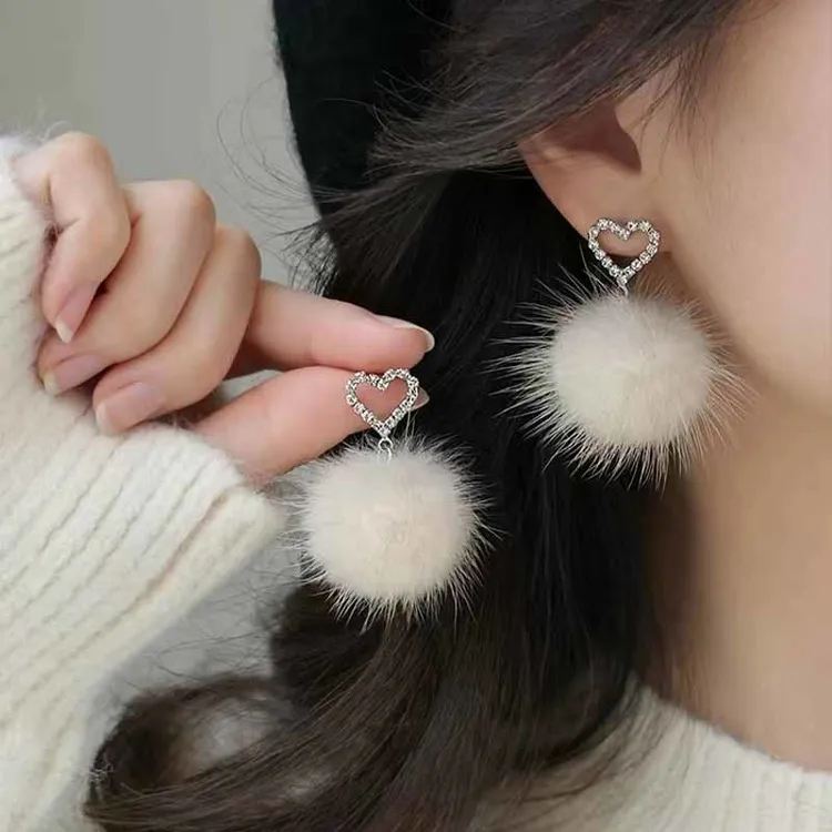 铜合金耳饰 秋冬上新锆石爱心毛绒毛球耳钉百搭小众设计感耳饰女
