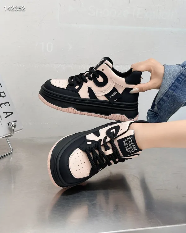 厂家直销秋款上新厚底百搭高帮系带透气休闲板鞋熊猫配色女单小板