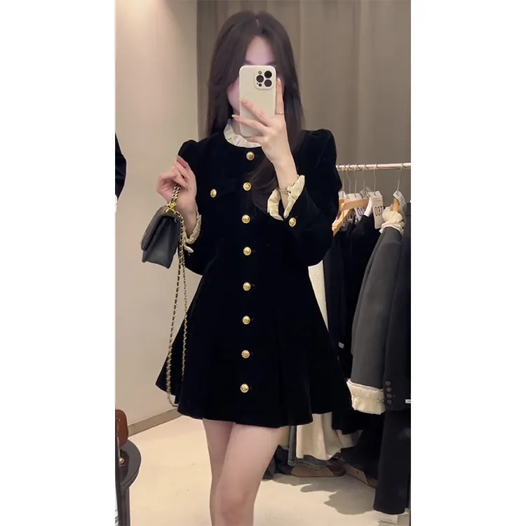 赫本风丝绒连衣裙女小黑裙2025年秋冬新款单排扣设计收腰显瘦气质