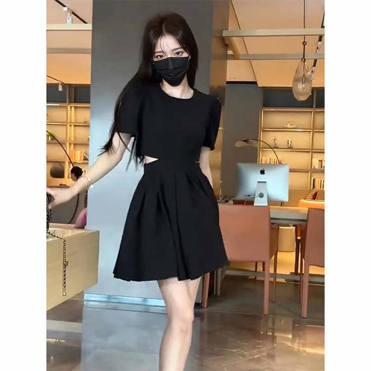 气质a字连衣裙女性感2024早春新款收腰显瘦设计感镂空短款小黑裙