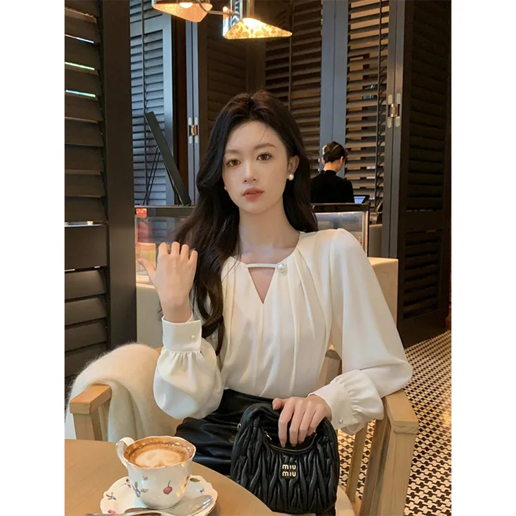 法式设计感小众缎面长袖衬衫女2025春装新款别致气质通勤V领衬衣