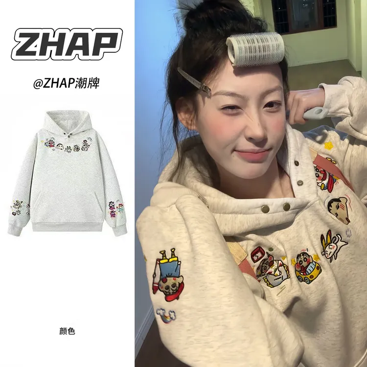 【ZHAP】刺绣款美式复古趣味纽扣连帽卫衣女冬加绒蜡笔小新小众上衣