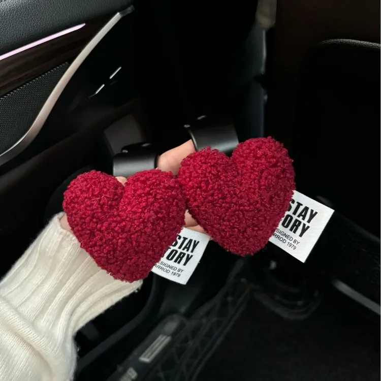 车载毛绒爱心车载椅背挂钩可爱汽车座椅多功能收纳后车内装饰用品