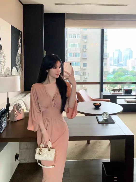 法式优雅粉色褶皱长裙女气质名媛性感v领中长款连衣裙收腰一步裙