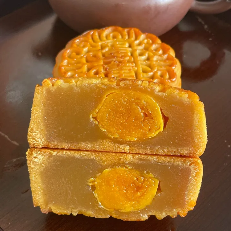 广式手工月饼蛋黄食用莲蓉月饼即食大蛋黄莲蓉软糯月饼