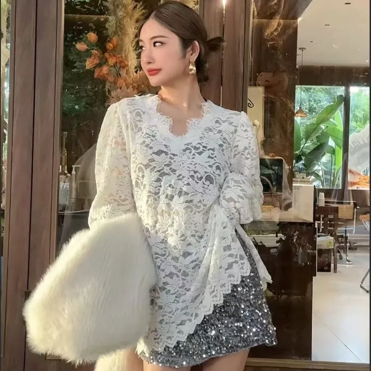 【SERENFUL】时尚气质植绒蕾丝刺绣V领花边开衩百搭打底上衣