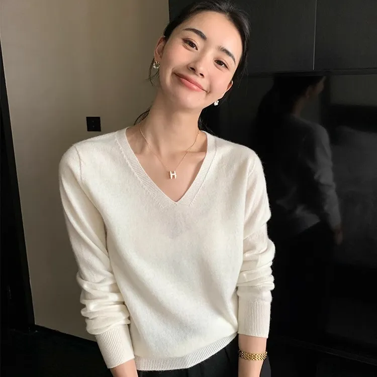 鄂尔多斯市羊绒衫女V领宽松无缝内搭毛衣秋冬羊毛衫针织打底衫