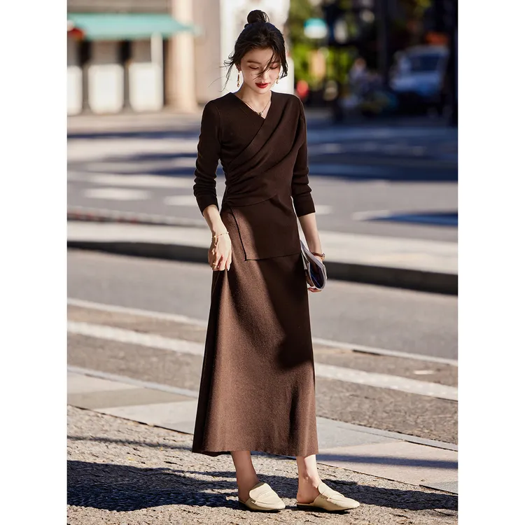 尚静气质优雅褶皱收腰套装2025秋季新款开叉针织衫针织裙两件套女