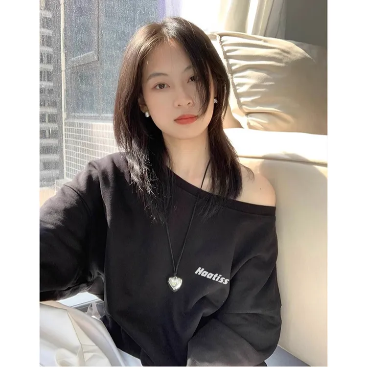 佐朗格奴黑色百搭露肩性感上衣复古纯欲风一字领宽松斜肩卫衣女生