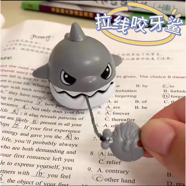 拉线咬牙小鲨鱼挂件可拉绳解压神器大鱼吃小鱼创意钥匙扣儿童玩具