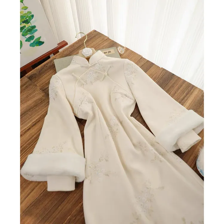 新中式复古风米白绣花加绒保暖倒大袖旗袍2025年冬季新款日常可穿
