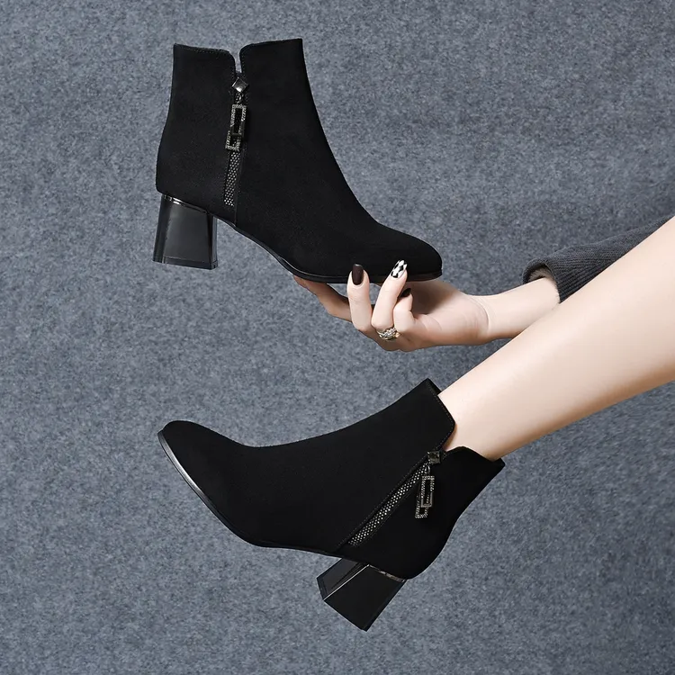 羊皮绒面短靴女2024年秋冬季新款尖头粗跟中跟侧拉链外短靴粗跟