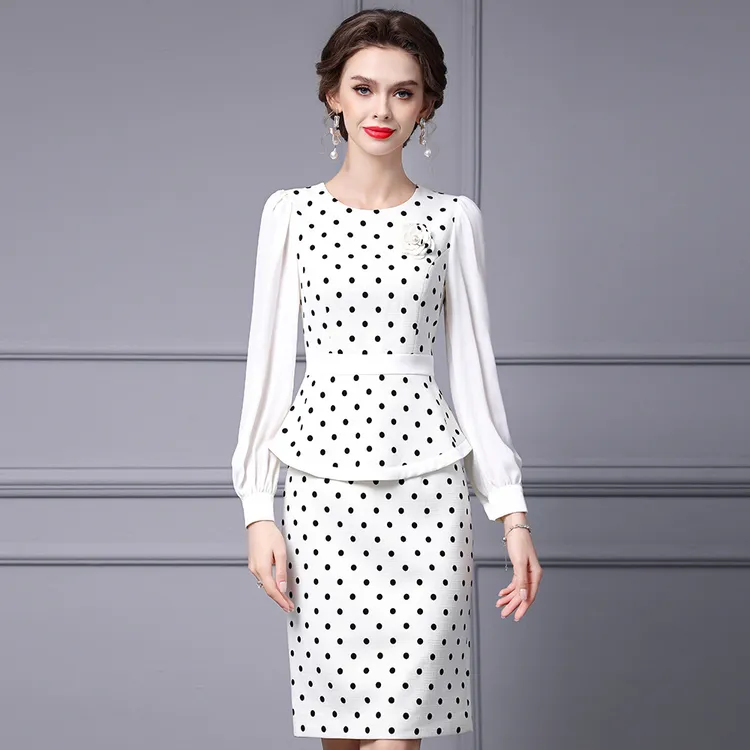 枝荔波点连衣裙女2024新款冬季轻奢高级感白色泡泡袖名媛气质裙子