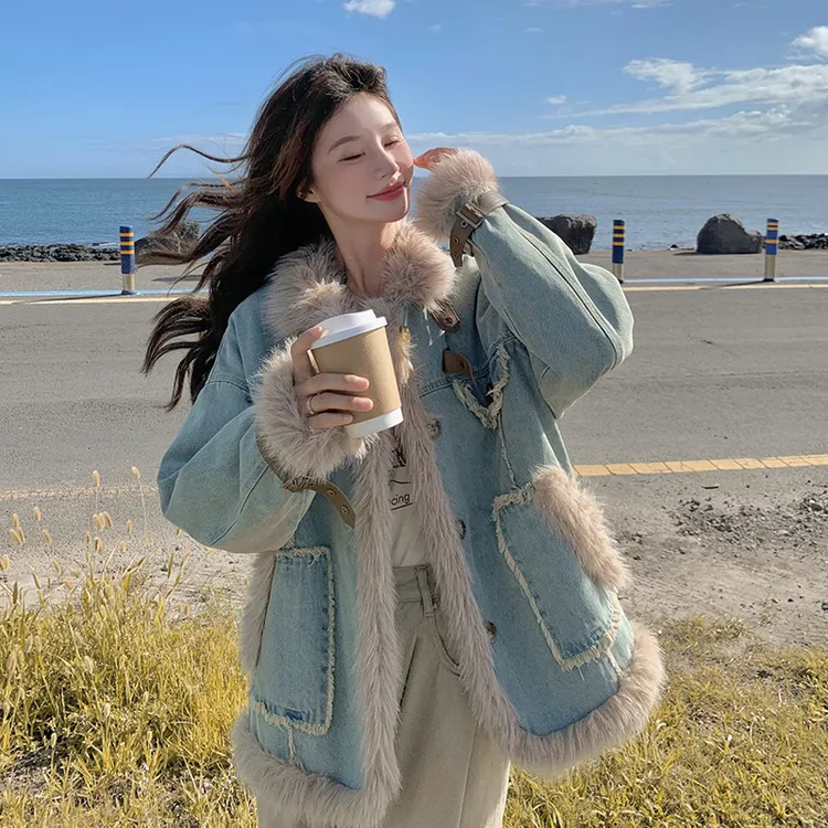 蓝色牛仔拼接毛绒外套女2024秋冬季新款韩版加绒加厚皮毛一体棉服