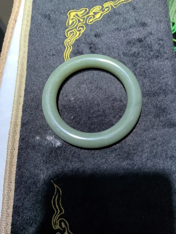 和田玉带皮沙枣青手镯