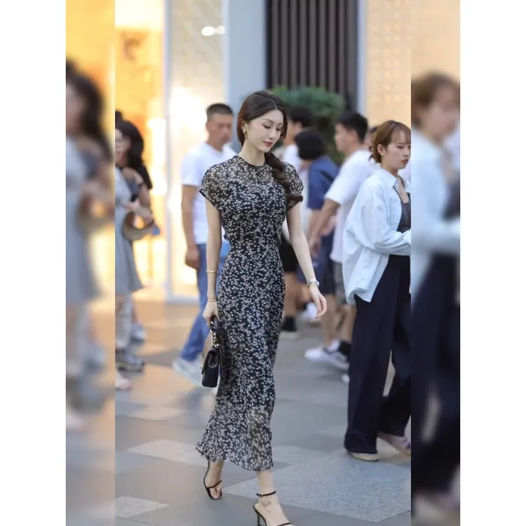 法式温柔风时尚连衣裙夏季新复古港风高级感气质百搭显瘦碎花长裙