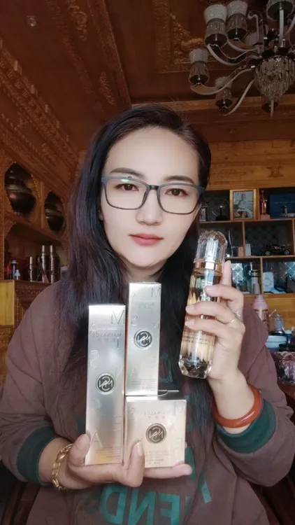 魅娜偲臻颜媄肌菁华水