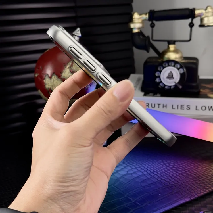 适用三星S23+手机壳电镀镂空防指纹时尚镜头全包散热细腻