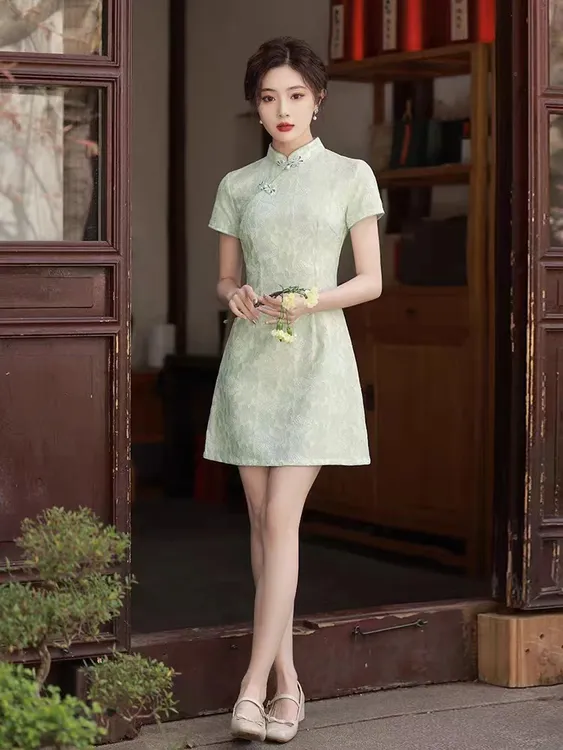 绿色旗袍新款2024新式改良年轻款送考夏季小个子短款a字裙中国风
