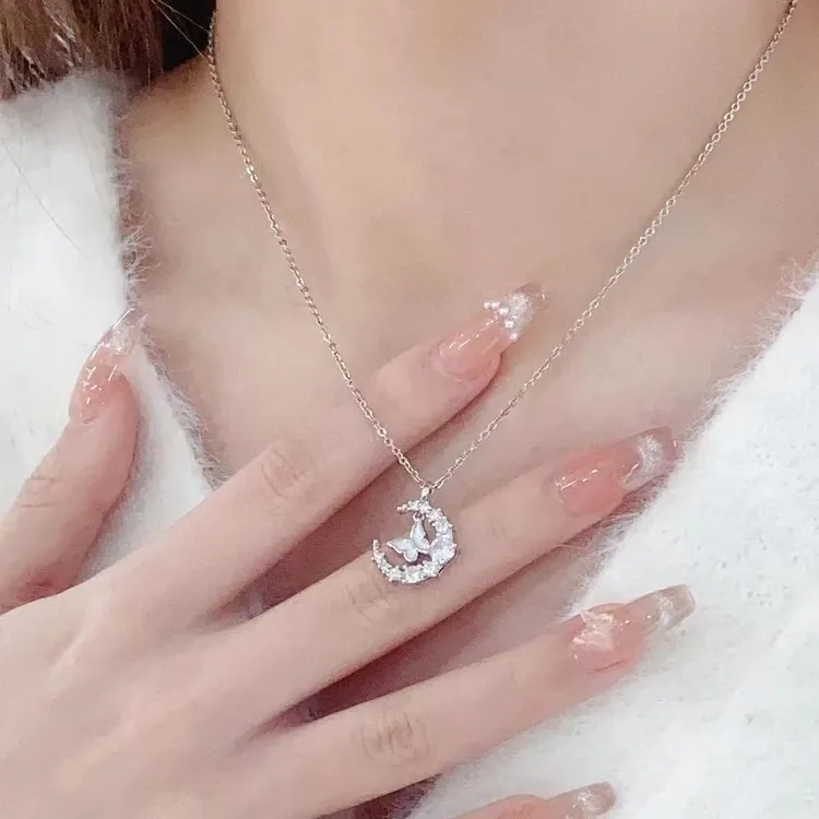 钛钢合成锆石项链 伴月蝴蝶项链女夏月亮蝴蝶吊坠锁骨链轻奢星星