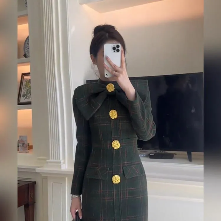 大码法式轻奢设计感蝴蝶结格纹连衣裙秋冬名媛风收腰气质优雅长裙