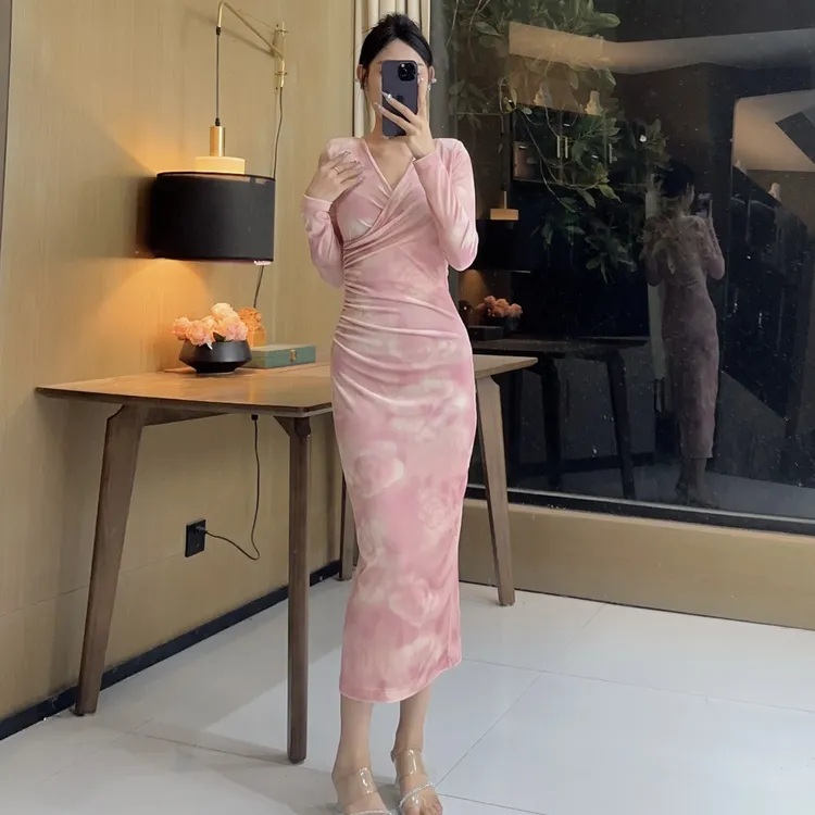 气质女人味轻奢V领长袖丝绒笑靥如花显瘦包身时尚百搭直筒连衣裙