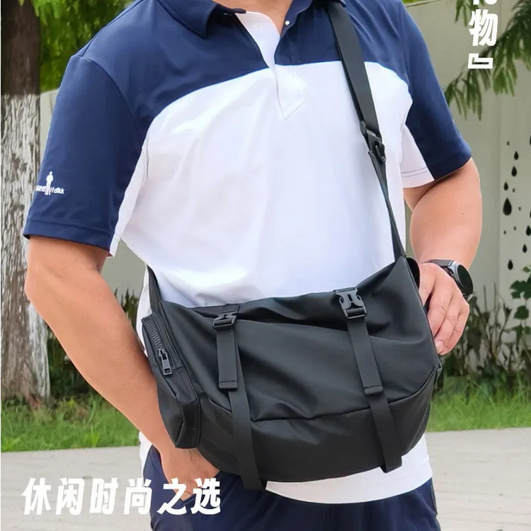 旅行大容量斜挎情侣运动健身包潮流便捷通勤邮差包防水单肩包背包