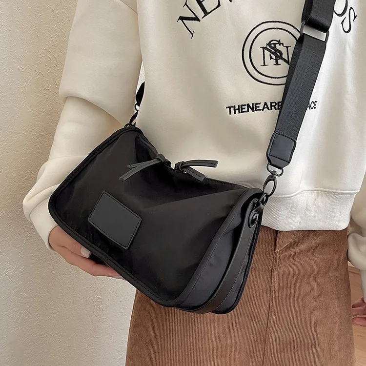 网红轻便小包包女2023新款潮简约大容量休闲包小众单肩帆布斜挎包