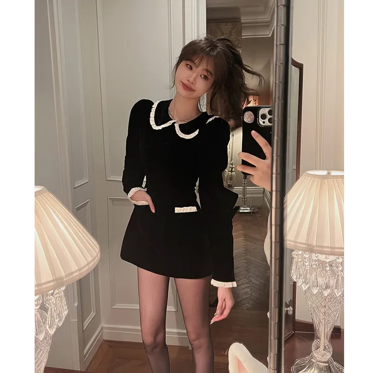 法式小众丝绒短款连衣裙气质女2024春新款长袖收腰显瘦打底小黑裙