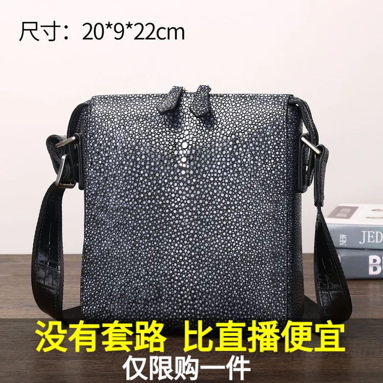 新款光面珍珠鱼皮男士小肩包时尚单肩斜跨包户外休闲背包商务男包