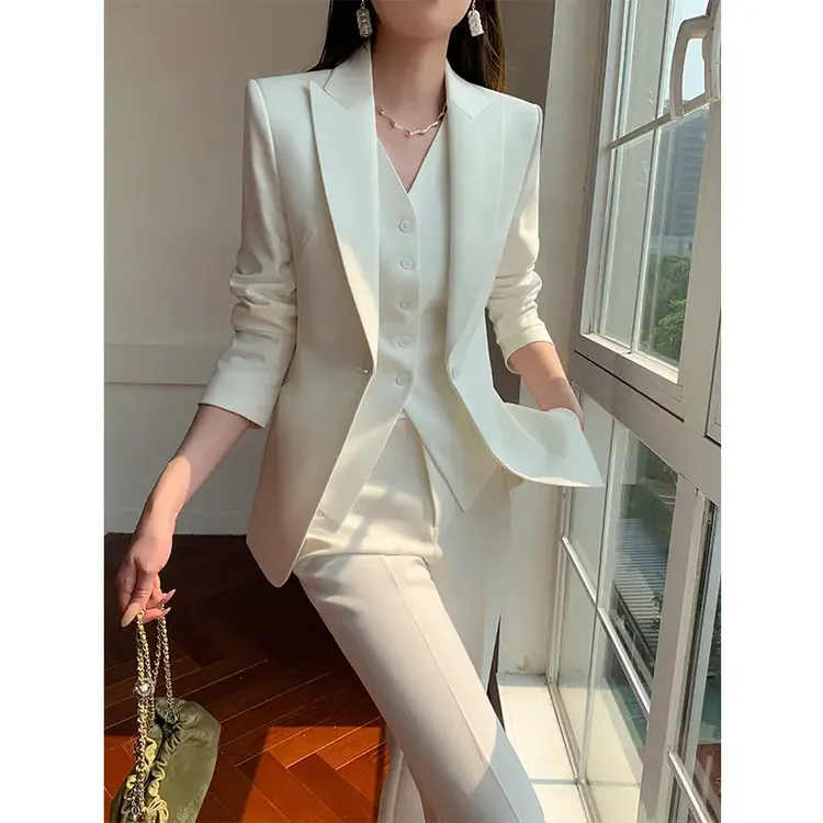 春秋穿搭一整套气质风白色西装马甲三件套高级感减龄轻奢女装套装