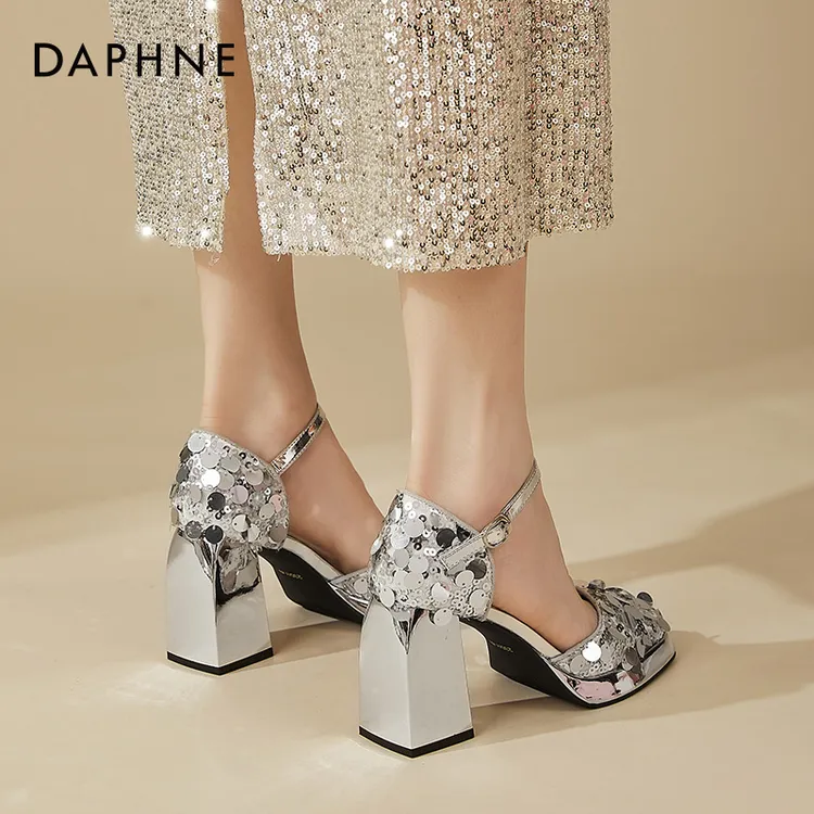 达芙妮包头粗跟凉鞋女款2025新款夏季外穿时尚一字扣防水台高跟鞋