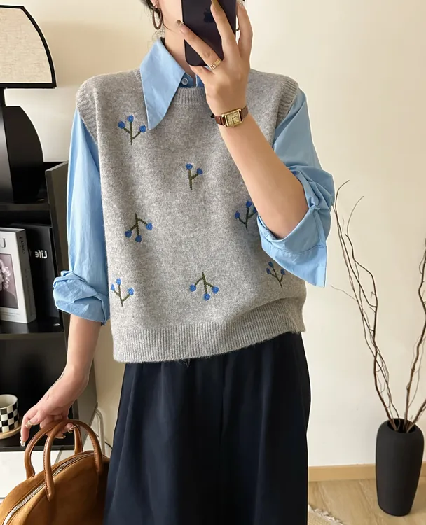 刺绣蓝色小花慵懒风针织马甲背心女内搭2025秋冬新款圆领毛衣坎肩