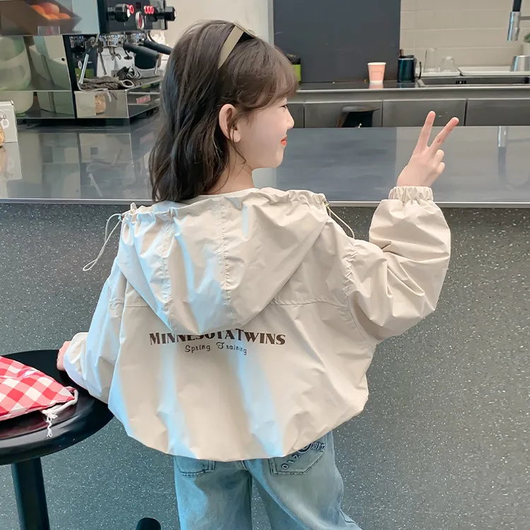 女童外套春秋款2025新款洋气儿童装冲锋衣春季小女孩运动连帽上衣