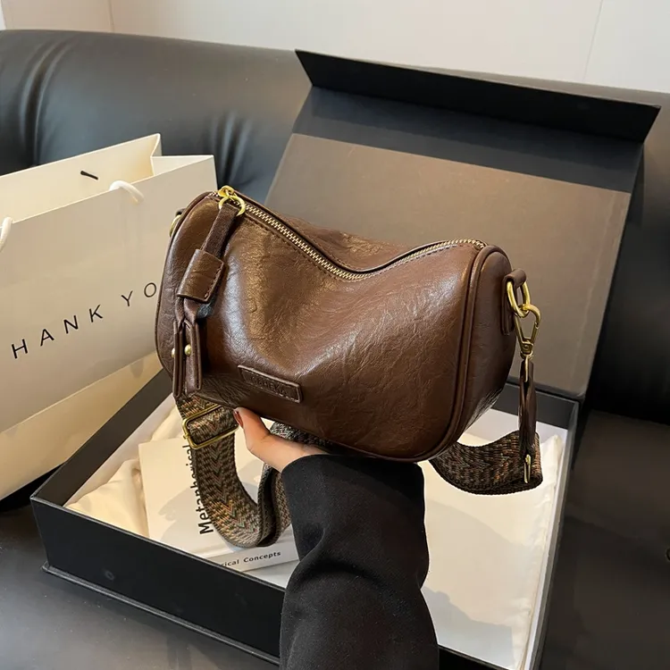 秋冬包包女2024新款时尚单肩斜挎包高级质感小众设计枕头包13204