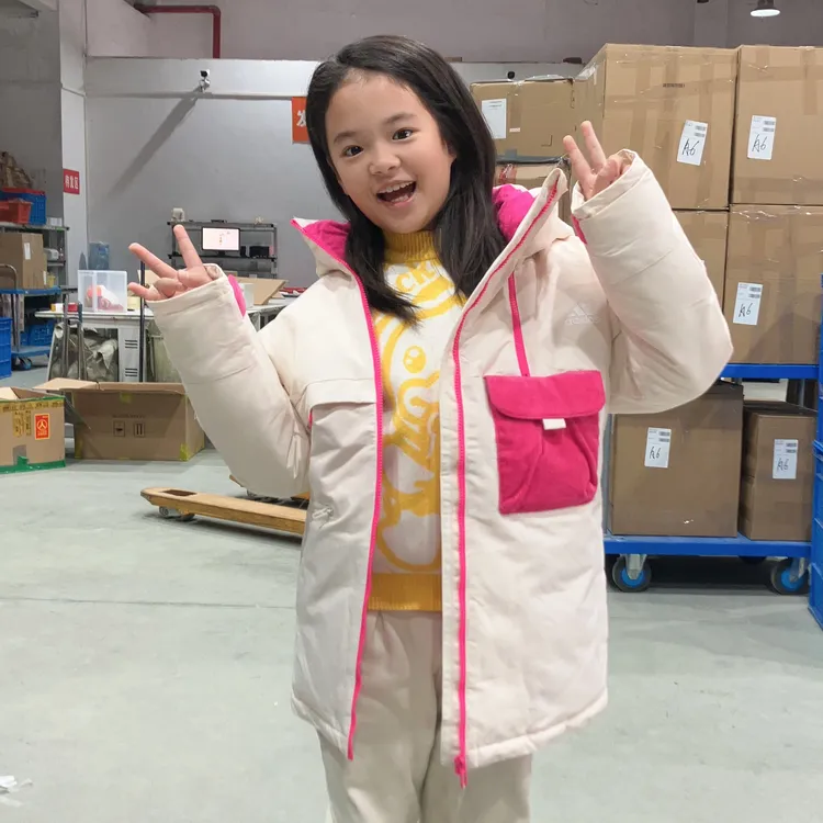 adidas 童装 撞色Logo印花胸袋拉链连帽羽绒服 冬季女童 粉白色