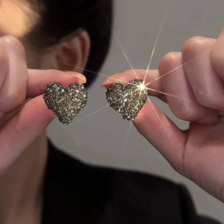 非金属树脂耳饰 轻奢设计感精致小众黑色冷淡风简约爱心耳钉A86