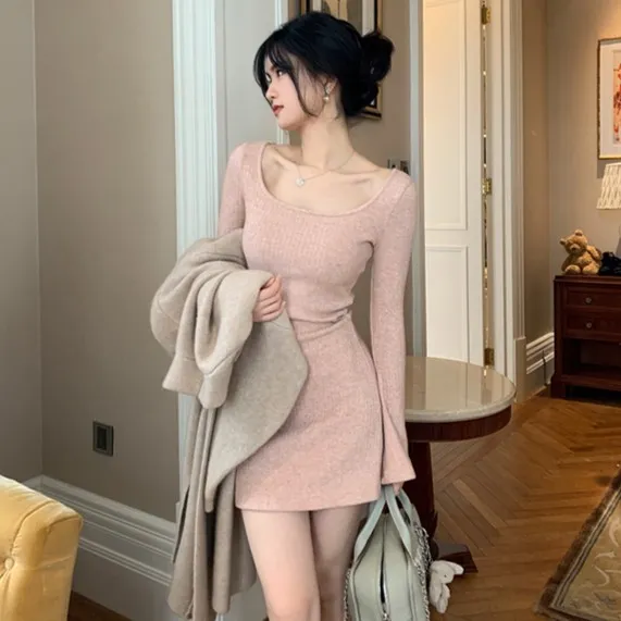 跨年穿搭高智淡人喇叭袖针织连衣裙2025秋冬显瘦百搭长袖包臀短裙