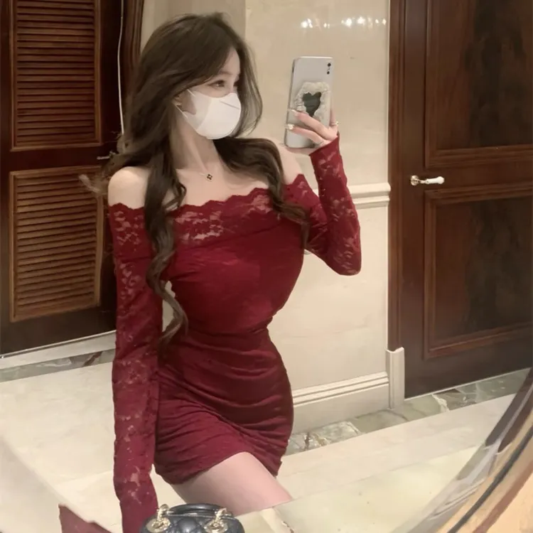 流光风红色战袍蕾丝连衣裙女2025秋季上新一字领包臀裙打底短裙子