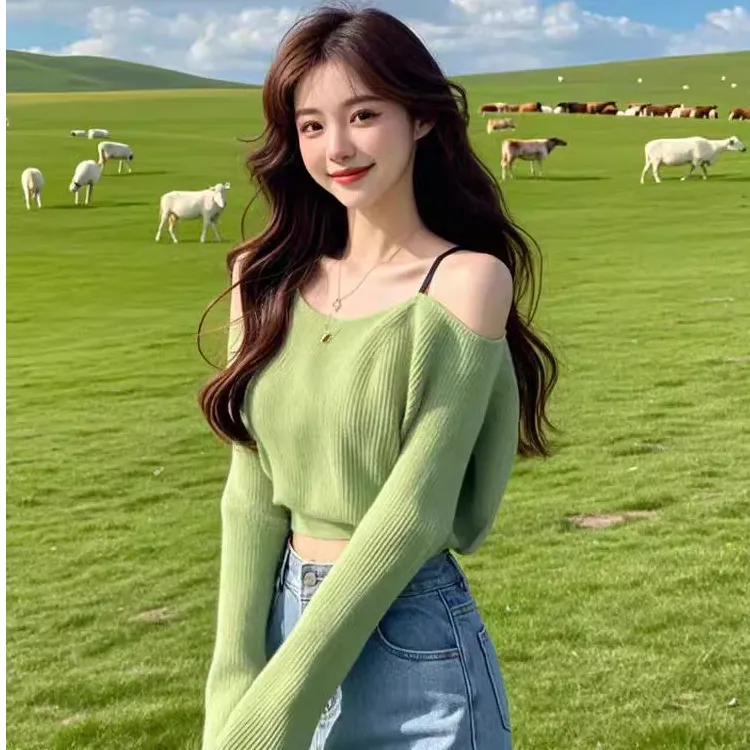 2025新款早秋chic韩系小众设计感露肩绿色毛衣针织衫女减龄短上衣