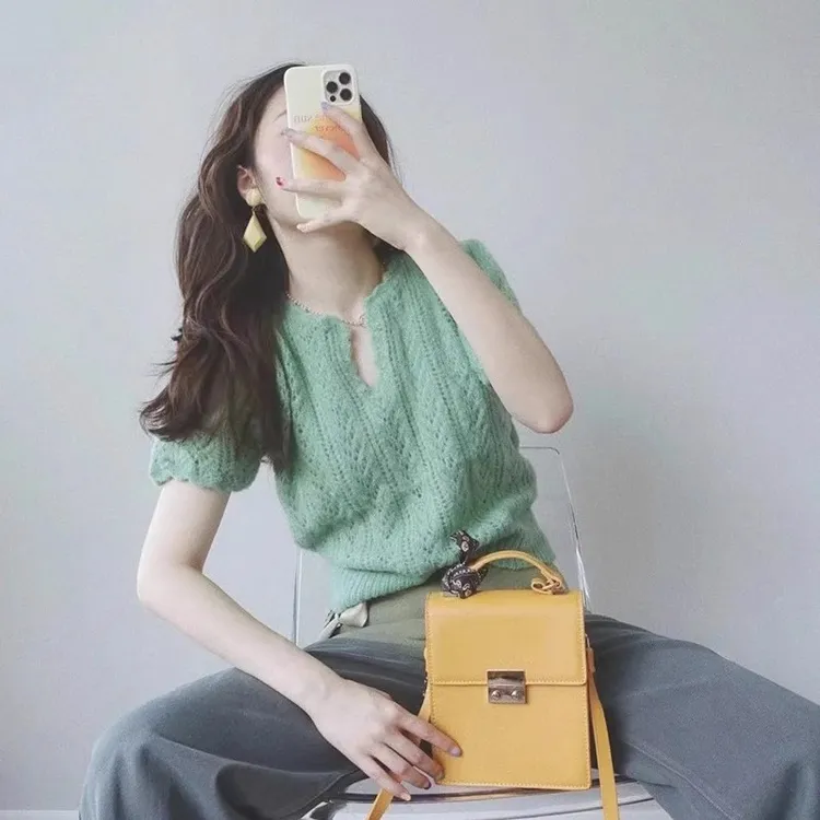 夏季薄款冰丝针织短袖T恤女法式复古短宽别致设计感小众V领上衣女