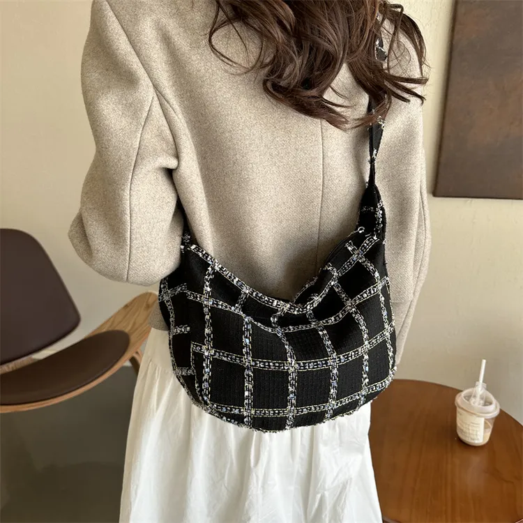 韩版时尚格子新款单肩斜跨包潮女通勤简约洋气2024休闲饺子包女