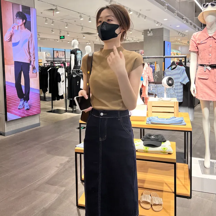 夏季薄款冰丝短袖T恤女港风上衣2025新款时尚修身气质半袖针织衫