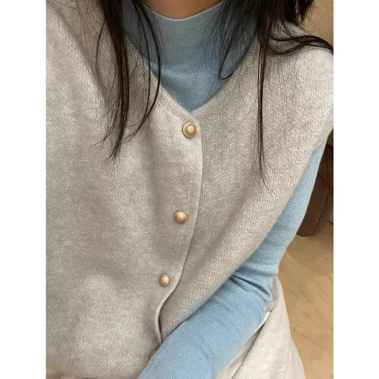 2025春季流行针织马甲女叠穿软糯无袖毛衣小金扣坎肩洋气外搭开衫