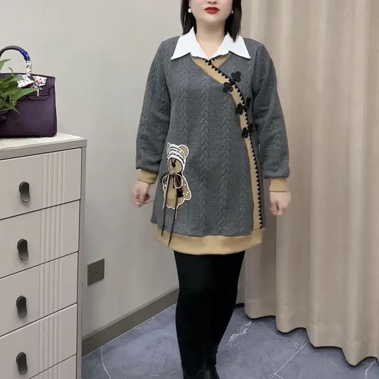 6665*衬衫领拼接网红休闲中长款盘扣小熊减龄显瘦卫衣裙