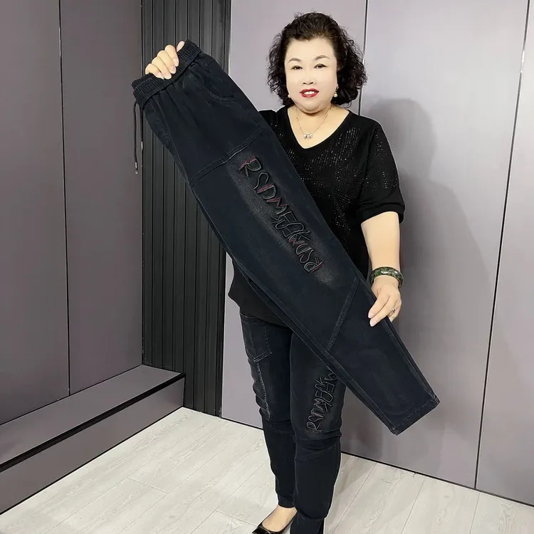 1200*大码时尚百搭显瘦高弹字母舒适时尚黑色休闲牛仔裤