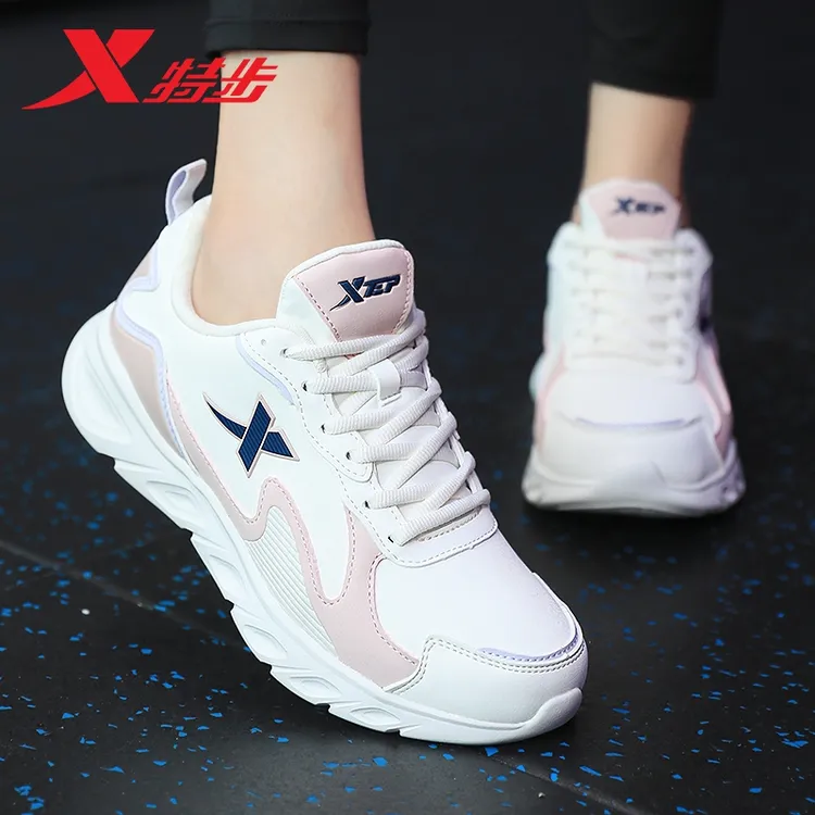 特步官方正品女鞋皮面防水小白鞋百搭学生休闲鞋时尚运动鞋鞋女款