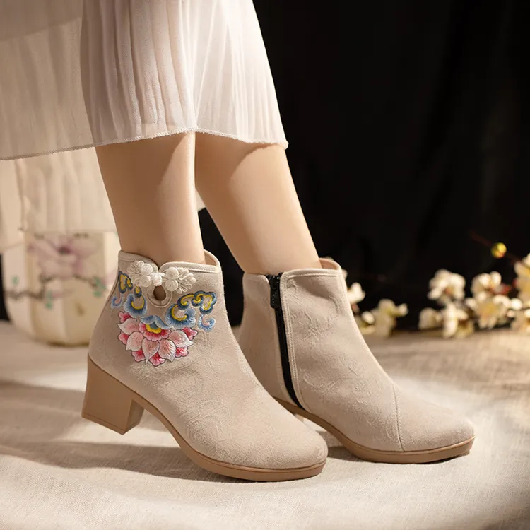单靴2025秋季新款国风搭配旗袍粗跟短靴刺绣民族风复古绣花鞋女