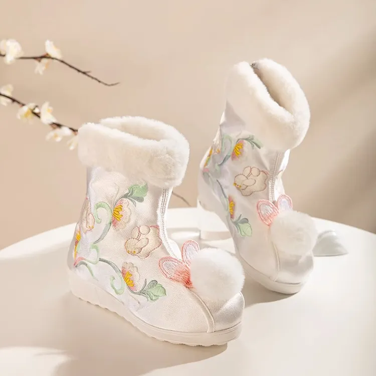 冬季汉服靴子加绒保暖可爱毛球复古绣花棉靴皮毛一体中筒雪地靴女